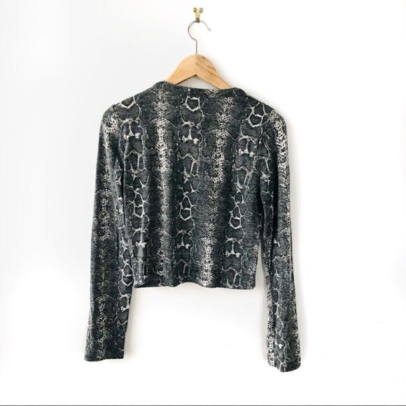 💝(3/$25) zara • soft touch snakeskin crop top long sleeve - Picture 8 of 9